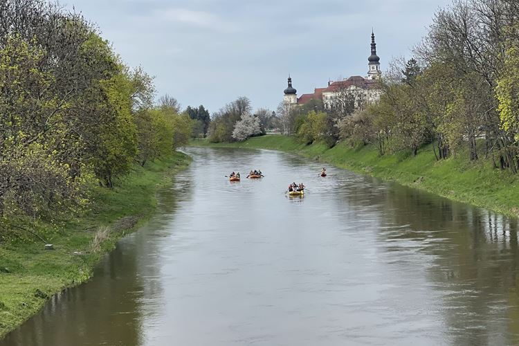 školní výlet plavba z Chomoutova řeka Morava