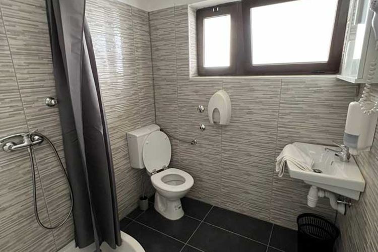 ubytování Omiš penzion Star 2+2L standard koupelna