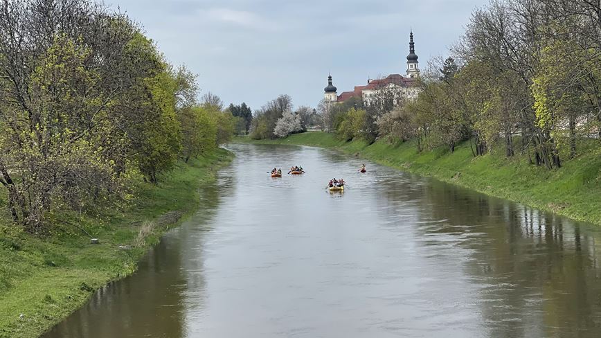 školní výlet plavba z Chomoutova řeka Morava