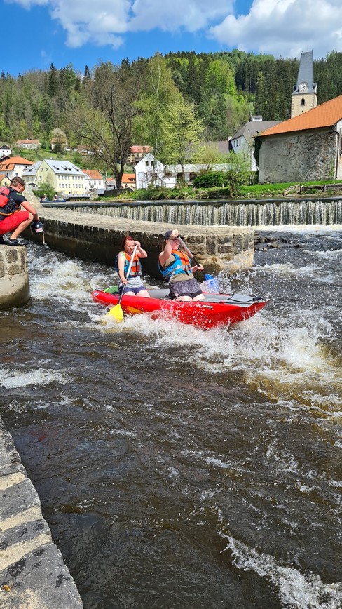 školní výlet řeka Vltava jez Rožmberk kánoe